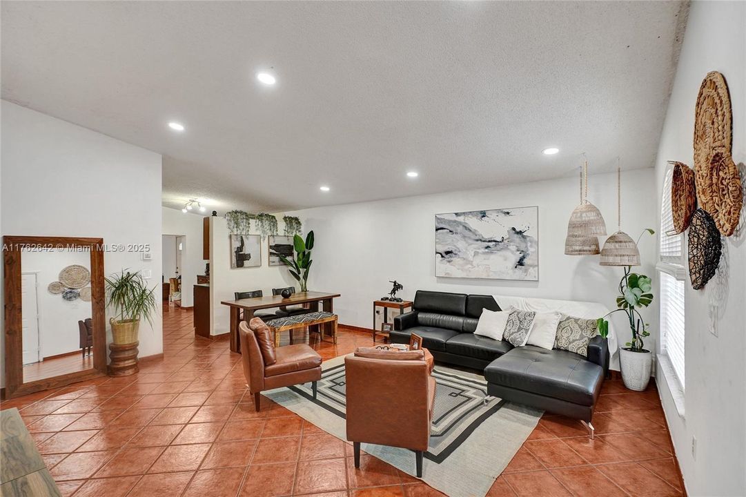 Vendido Recientemente: $440,000 (4 camas, 2 baños, 1090 Pies cuadrados)