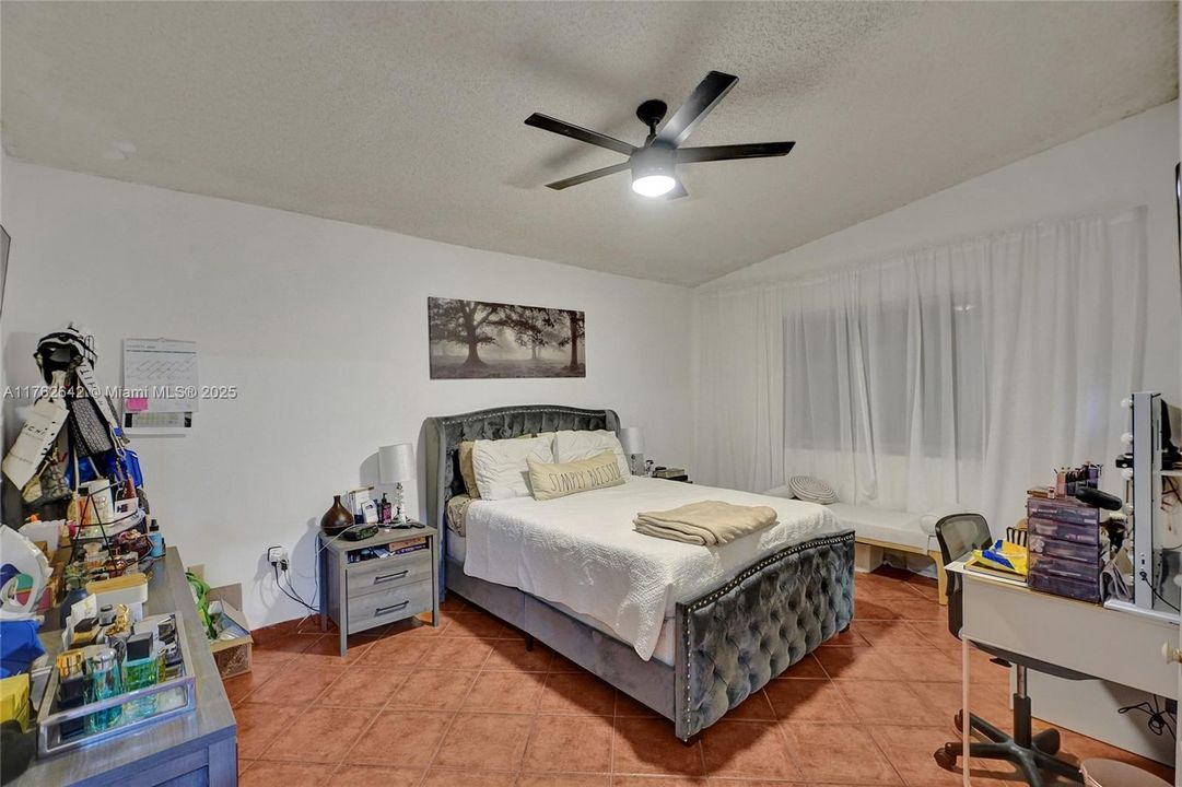 Vendido Recientemente: $440,000 (4 camas, 2 baños, 1090 Pies cuadrados)