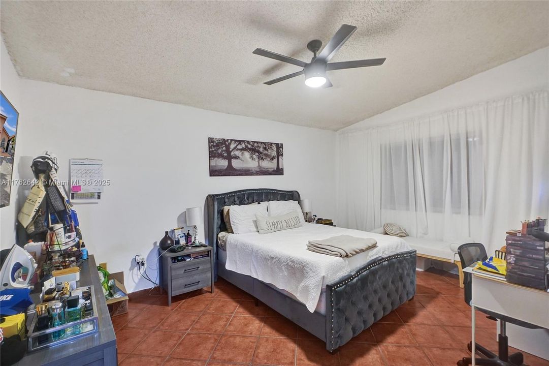 Vendido Recientemente: $440,000 (4 camas, 2 baños, 1090 Pies cuadrados)