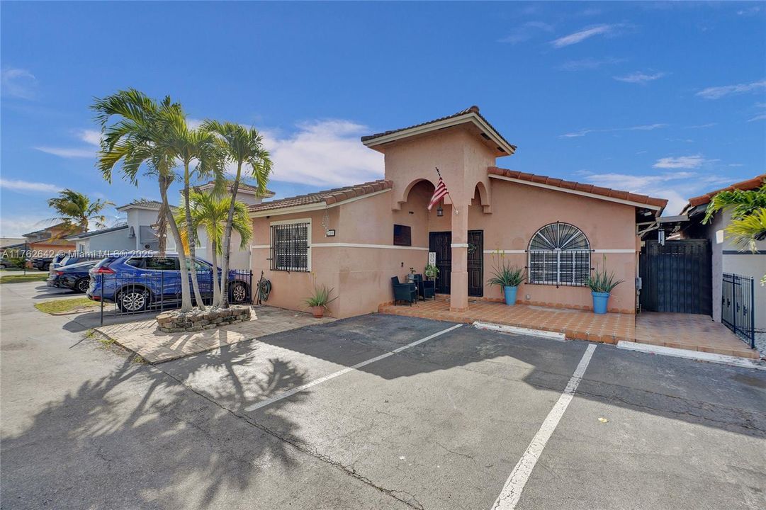 Vendido Recientemente: $440,000 (4 camas, 2 baños, 1090 Pies cuadrados)