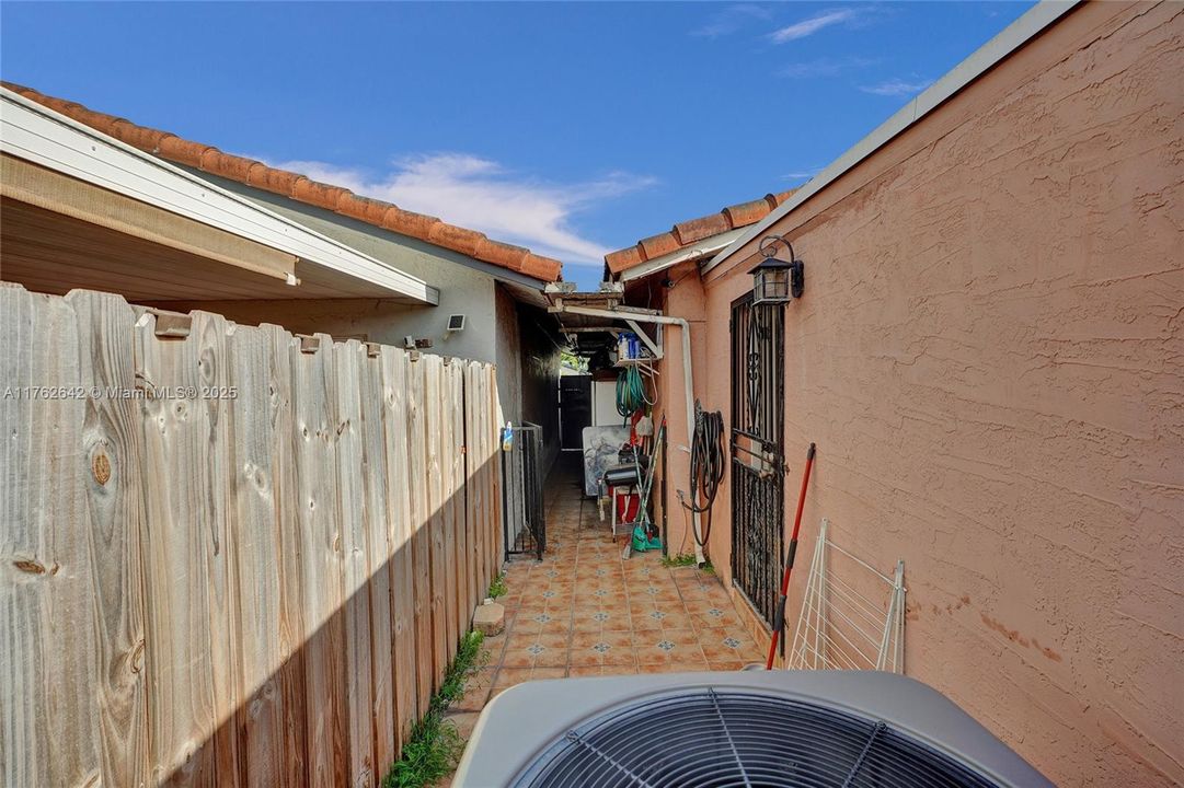 Vendido Recientemente: $440,000 (4 camas, 2 baños, 1090 Pies cuadrados)