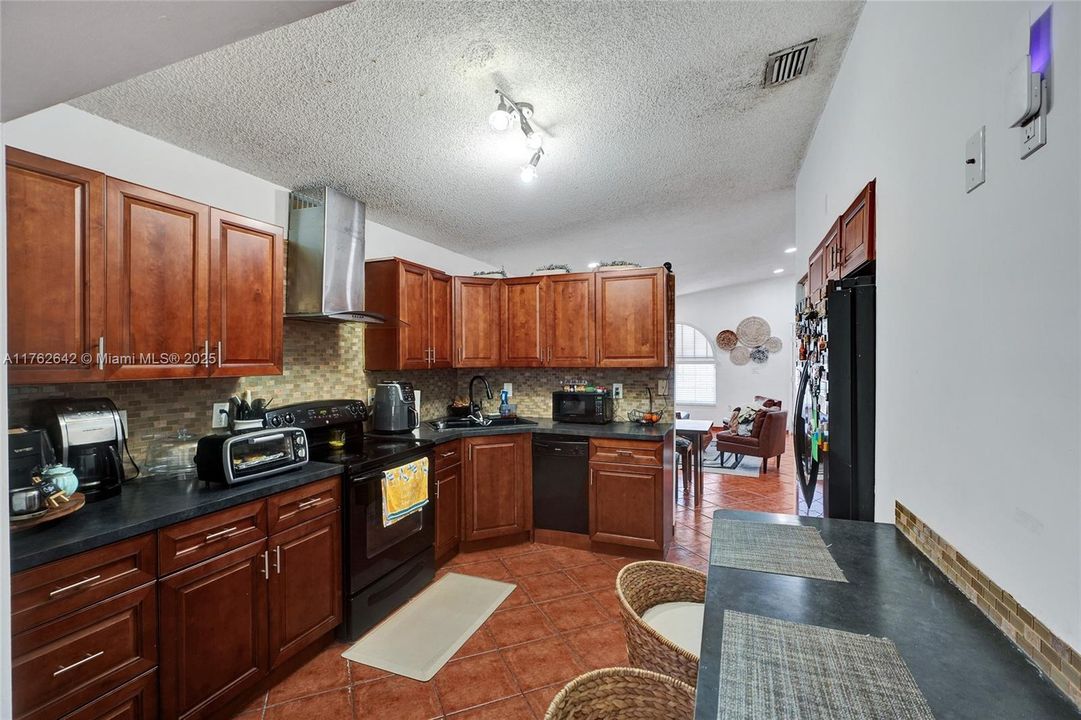 Vendido Recientemente: $440,000 (4 camas, 2 baños, 1090 Pies cuadrados)