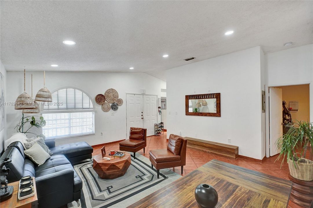 Vendido Recientemente: $440,000 (4 camas, 2 baños, 1090 Pies cuadrados)