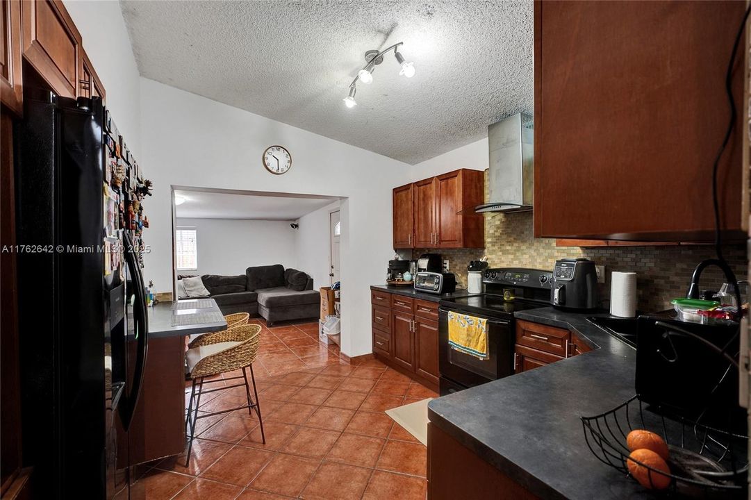 Vendido Recientemente: $440,000 (4 camas, 2 baños, 1090 Pies cuadrados)