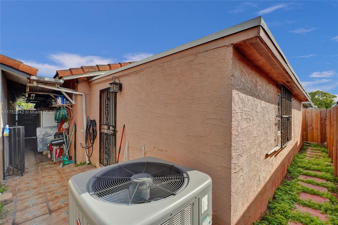 Vendido Recientemente: $440,000 (4 camas, 2 baños, 1090 Pies cuadrados)