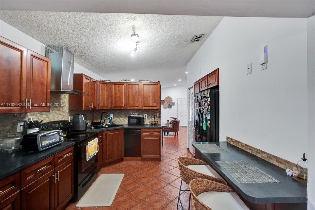 Vendido Recientemente: $440,000 (4 camas, 2 baños, 1090 Pies cuadrados)