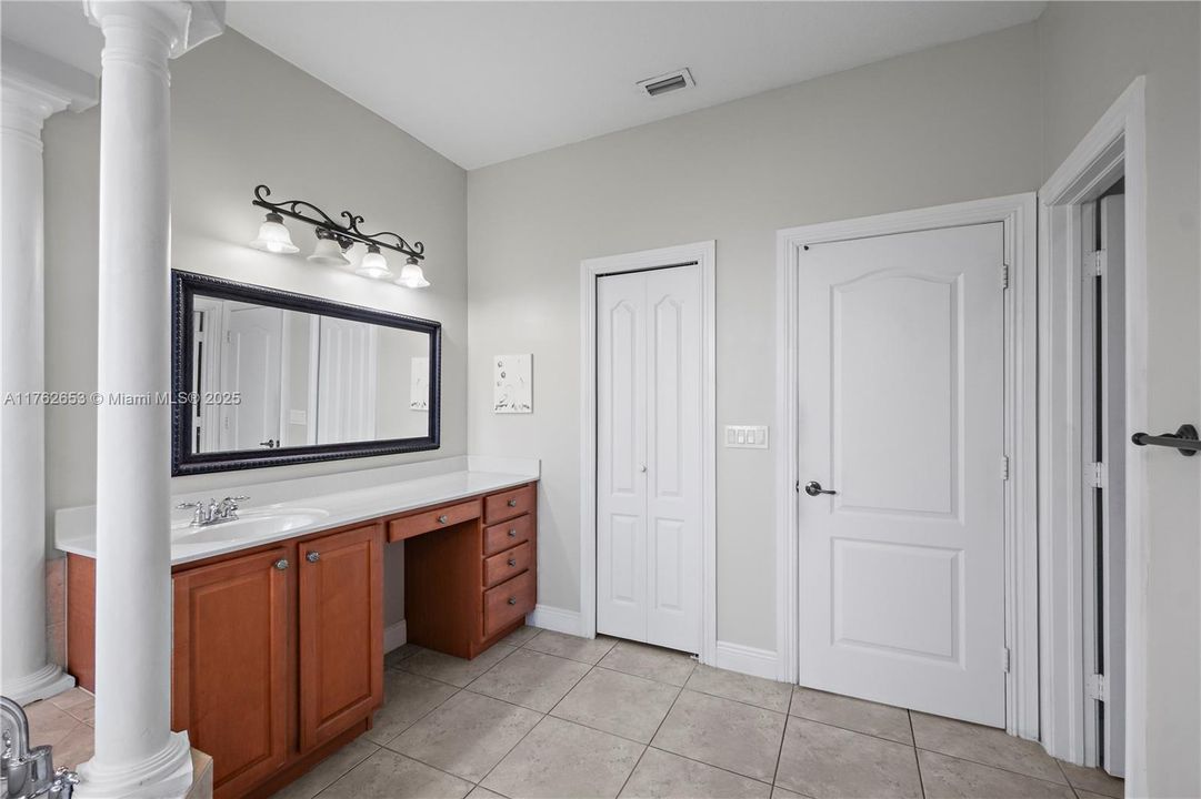 合同活跃: $480,000 (3 贝兹, 2 浴室, 2367 平方英尺)