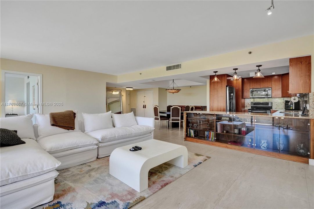 En Venta: $379,000 (2 camas, 2 baños, 1811 Pies cuadrados)