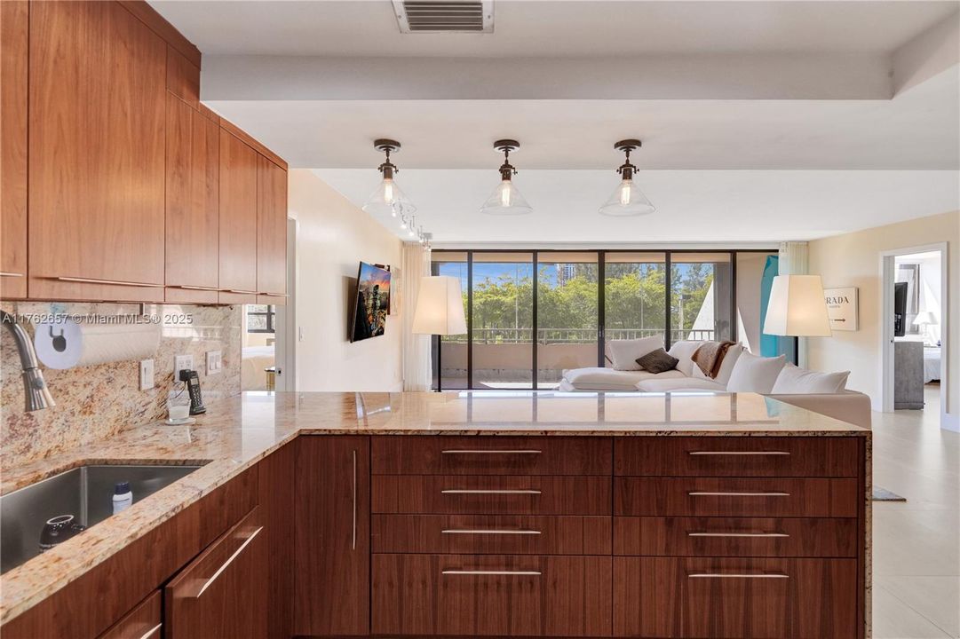 En Venta: $379,000 (2 camas, 2 baños, 1811 Pies cuadrados)