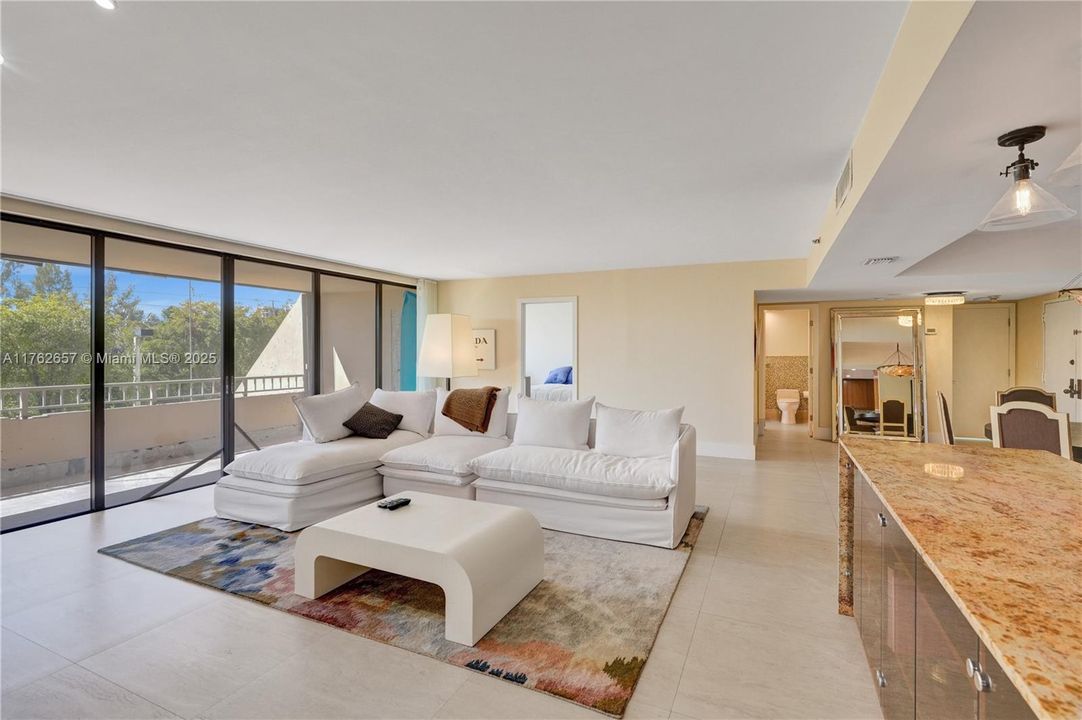 En Venta: $379,000 (2 camas, 2 baños, 1811 Pies cuadrados)