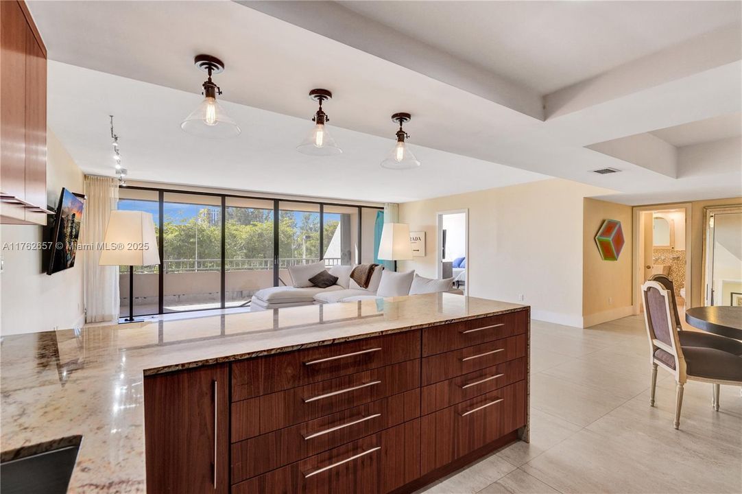 En Venta: $379,000 (2 camas, 2 baños, 1811 Pies cuadrados)