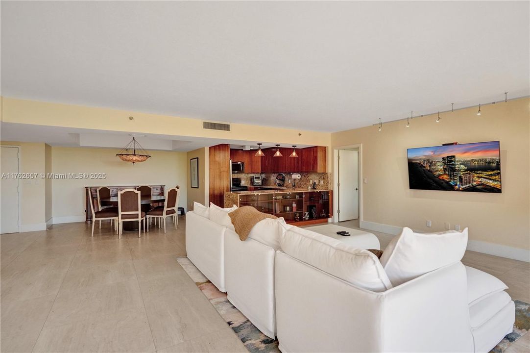 En Venta: $379,000 (2 camas, 2 baños, 1811 Pies cuadrados)