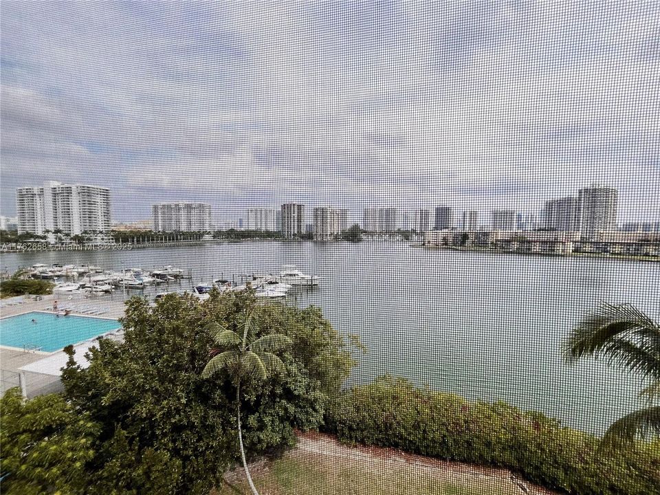 Recently Sold: $230,000 (2 beds, 2 baths, 1083 Square Feet)