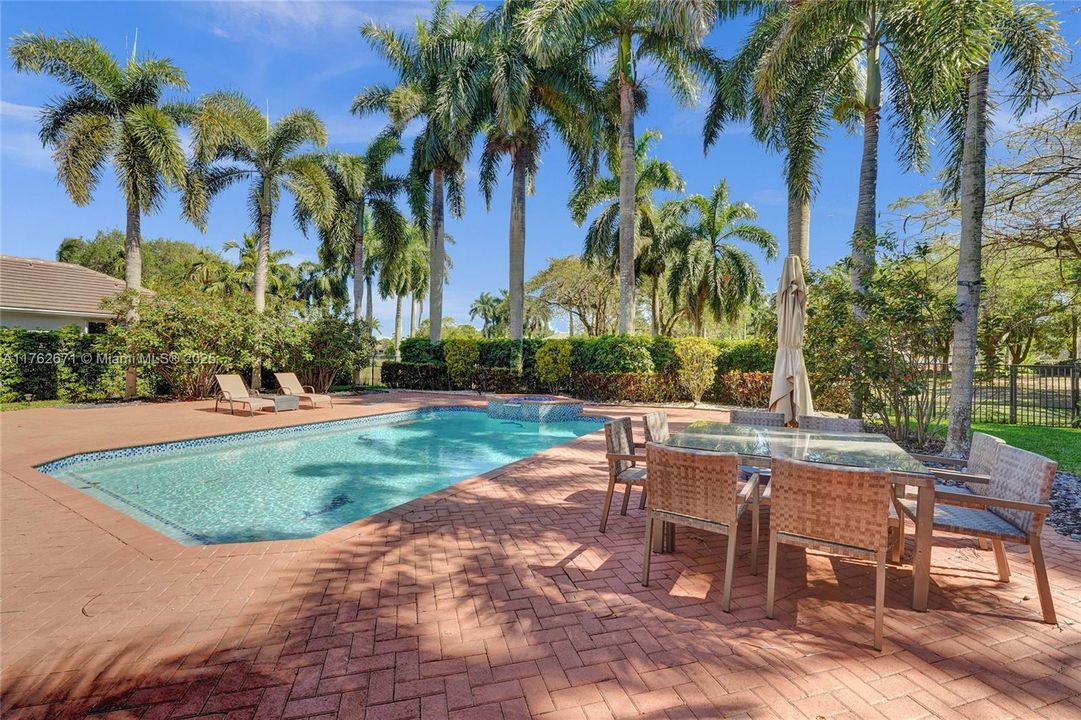 Недавно продано: $2,495,000 (6 спален, 4 ванн, 4736 Квадратных фут)