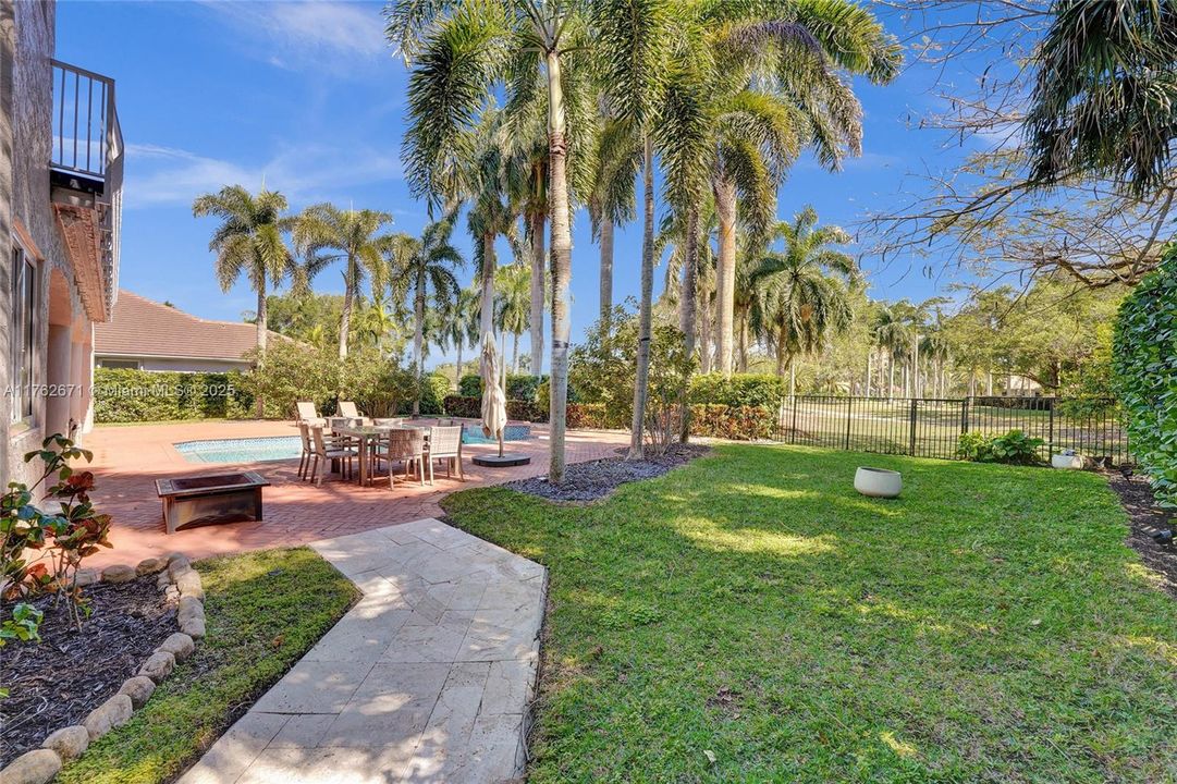 Недавно продано: $2,495,000 (6 спален, 4 ванн, 4736 Квадратных фут)