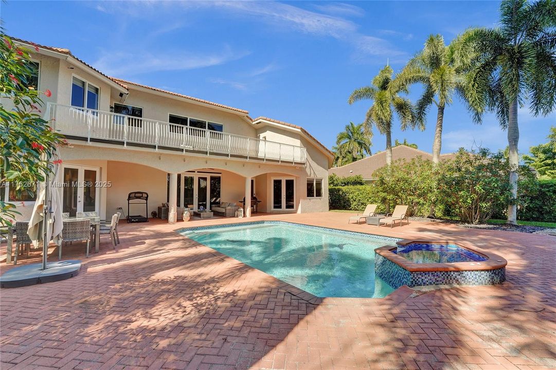 Недавно продано: $2,495,000 (6 спален, 4 ванн, 4736 Квадратных фут)