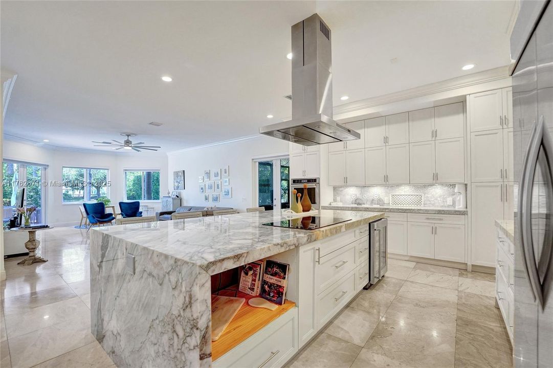 Недавно продано: $2,495,000 (6 спален, 4 ванн, 4736 Квадратных фут)