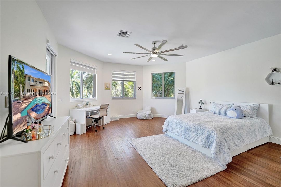 Недавно продано: $2,495,000 (6 спален, 4 ванн, 4736 Квадратных фут)