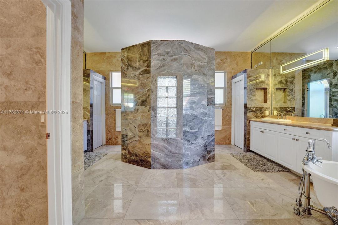 Недавно продано: $2,495,000 (6 спален, 4 ванн, 4736 Квадратных фут)