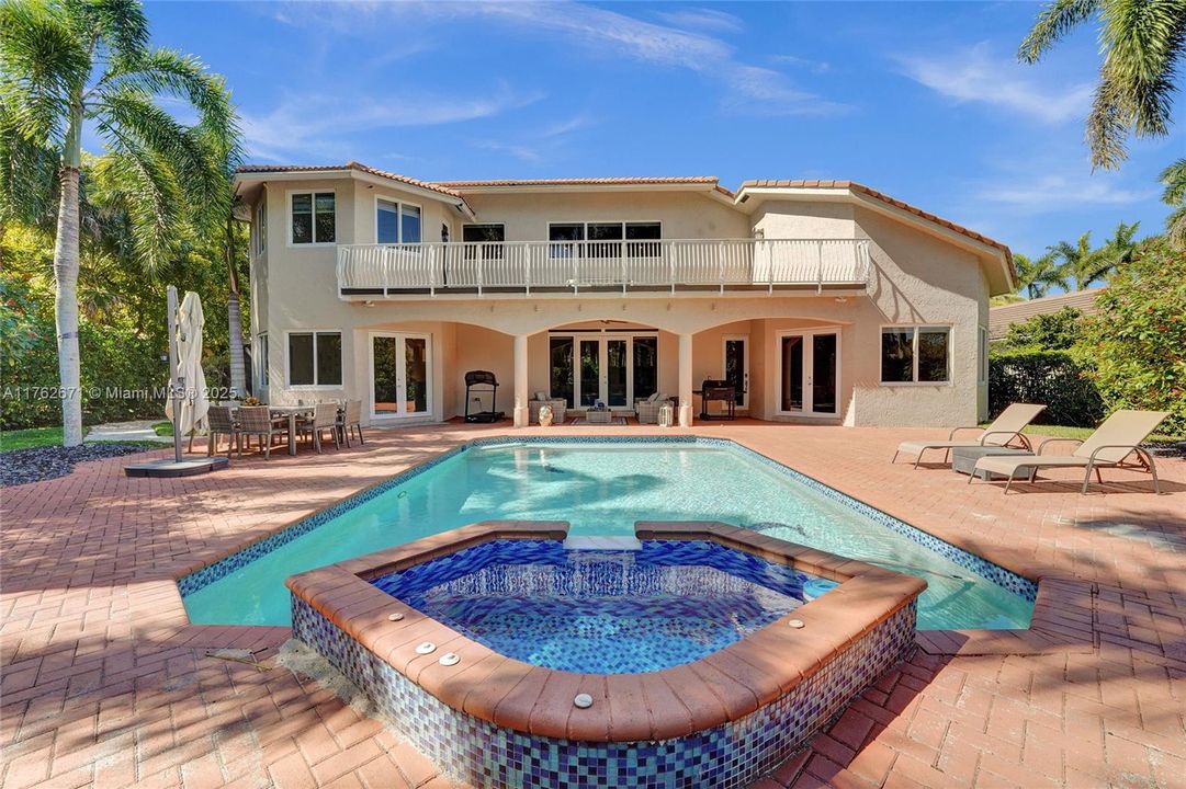 Недавно продано: $2,495,000 (6 спален, 4 ванн, 4736 Квадратных фут)