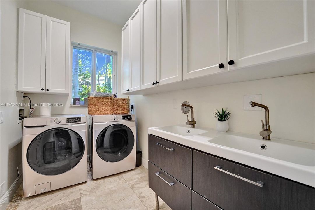 Недавно продано: $2,495,000 (6 спален, 4 ванн, 4736 Квадратных фут)