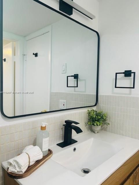 Active With Contract: $124,900 (1 beds, 1 baths, 672 Square Feet)