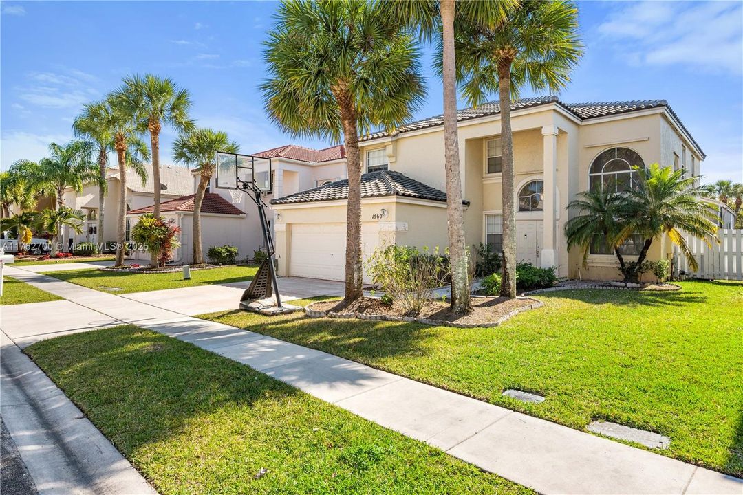 For Sale: $789,900 (5 beds, 3 baths, 2998 Square Feet)