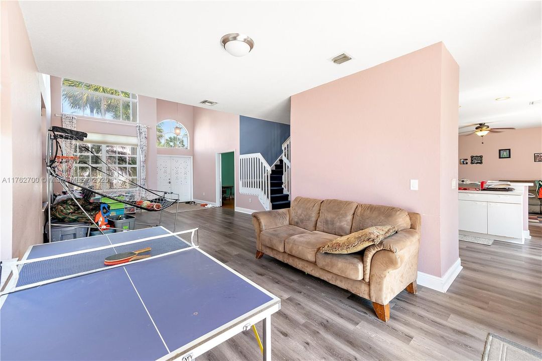 For Sale: $789,900 (5 beds, 3 baths, 2998 Square Feet)