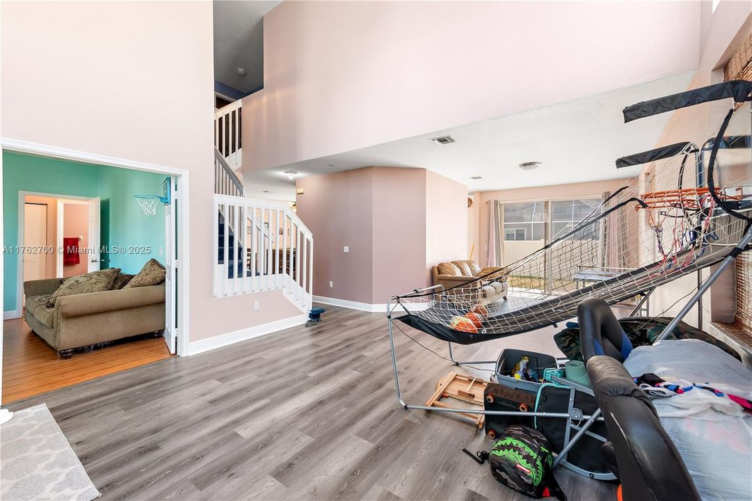 For Sale: $789,900 (5 beds, 3 baths, 2998 Square Feet)