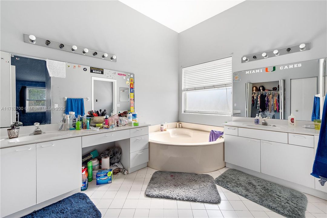 For Sale: $789,900 (5 beds, 3 baths, 2998 Square Feet)