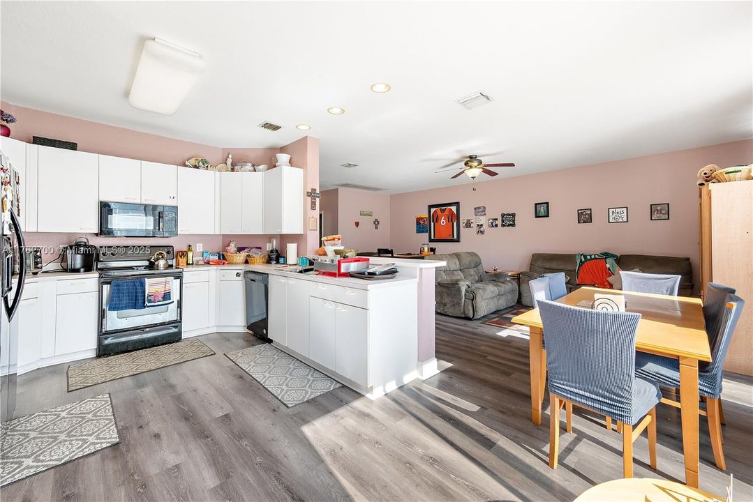 For Sale: $789,900 (5 beds, 3 baths, 2998 Square Feet)