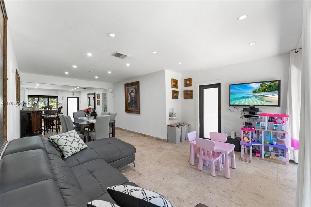 На продажу: $1,900,000 (4 спален, 2 ванн, 0 Квадратных фут)