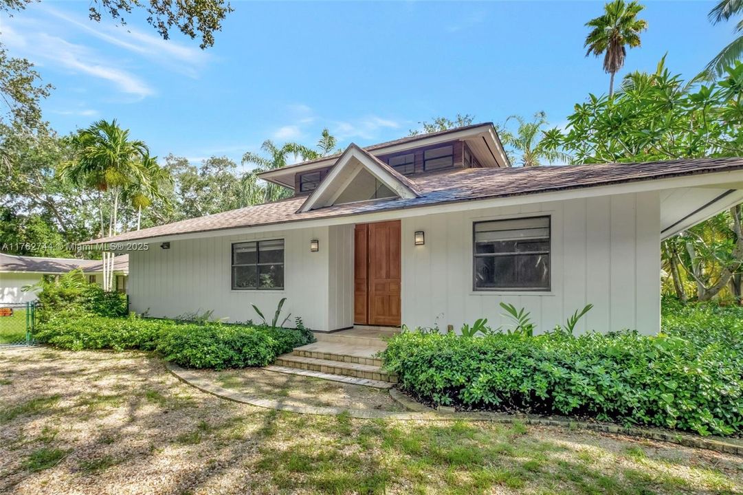 最近售出: $2,200,000 (4 贝兹, 3 浴室, 3629 平方英尺)