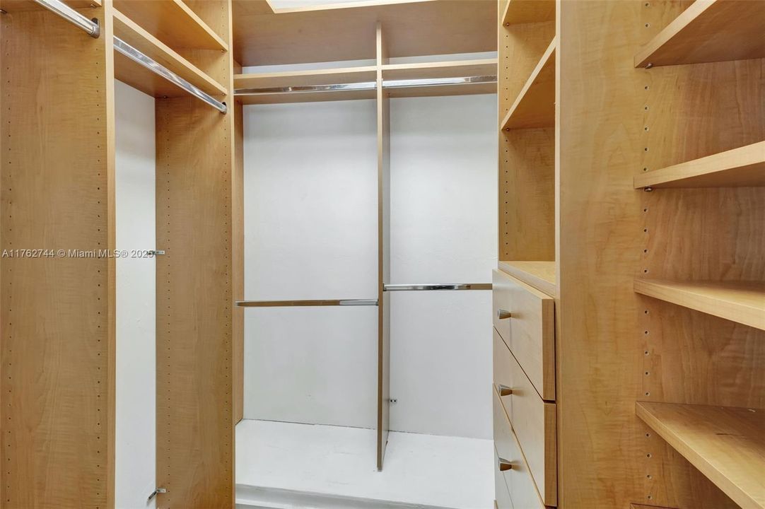 最近售出: $2,200,000 (4 贝兹, 3 浴室, 3629 平方英尺)