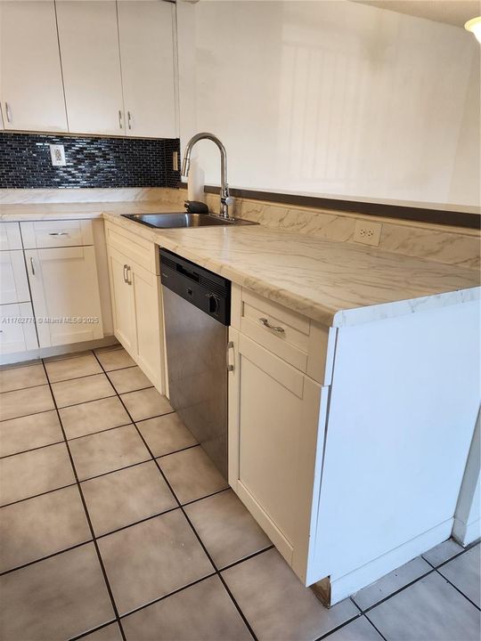 待售: $259,900 (2 贝兹, 2 浴室, 1113 平方英尺)