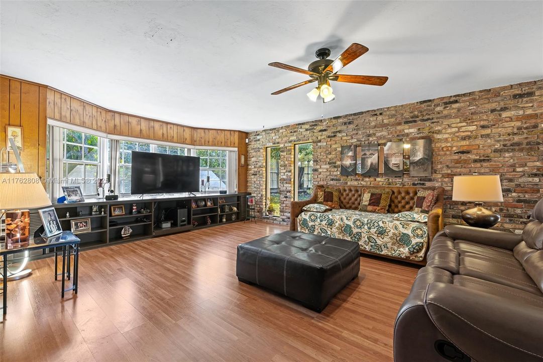 最近售出: $959,000 (3 贝兹, 2 浴室, 2520 平方英尺)