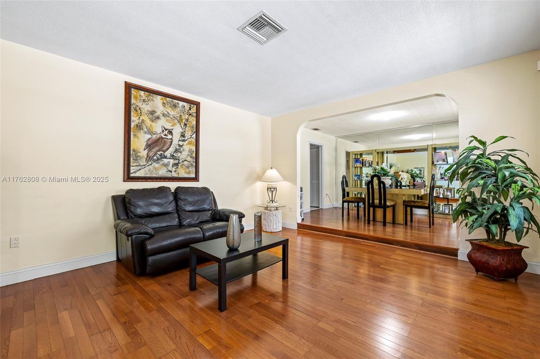 最近售出: $959,000 (3 贝兹, 2 浴室, 2520 平方英尺)