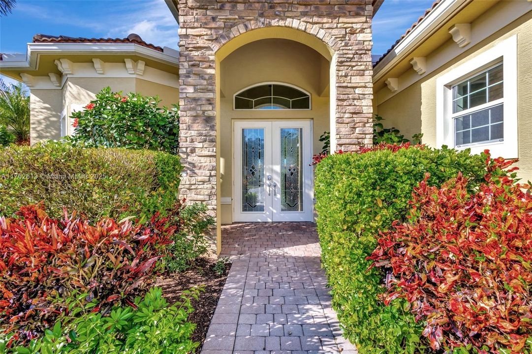 Recently Sold: $819,900 (3 beds, 3 baths, 2733 Square Feet)