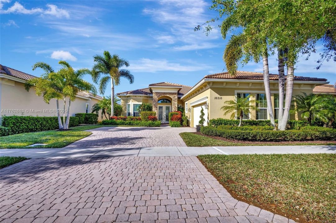 Recently Sold: $819,900 (3 beds, 3 baths, 2733 Square Feet)