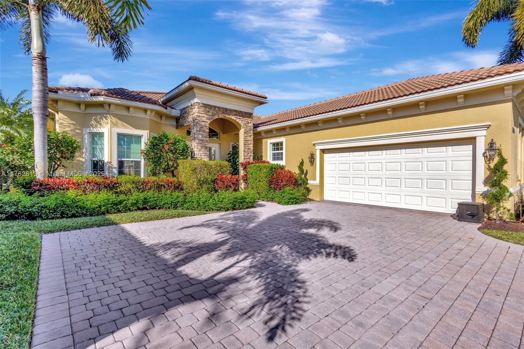 Recently Sold: $819,900 (3 beds, 3 baths, 2733 Square Feet)