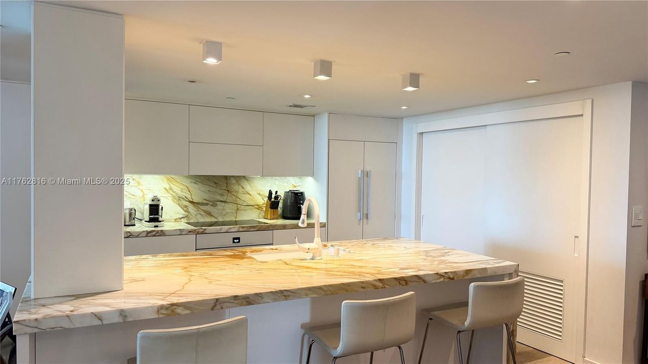 Недавно продано: $885,000 (2 спален, 2 ванн, 1367 Квадратных фут)