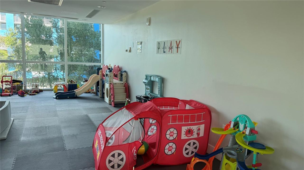 Недавно продано: $885,000 (2 спален, 2 ванн, 1367 Квадратных фут)