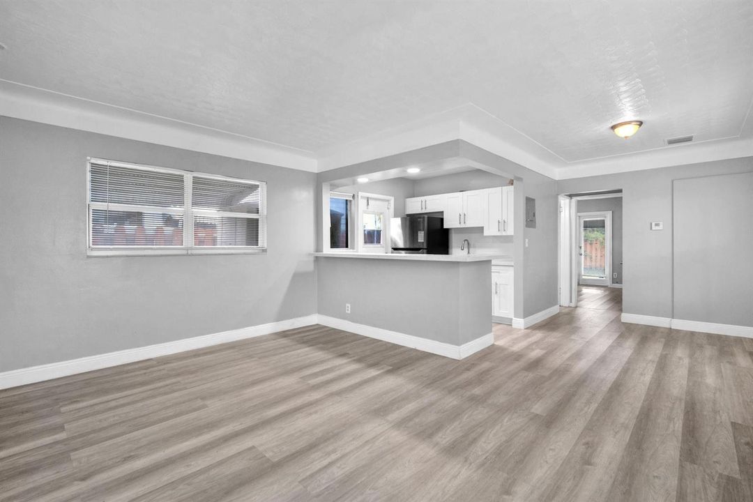Unit 1/1 with dining and living space