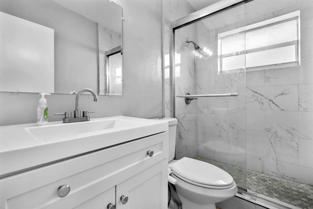 Unit 1/1 bathroom