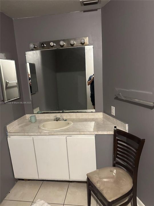 最近售出: $180,000 (2 贝兹, 3 浴室, 1235 平方英尺)