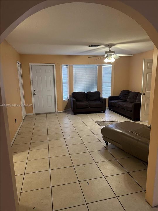 最近售出: $180,000 (2 贝兹, 3 浴室, 1235 平方英尺)