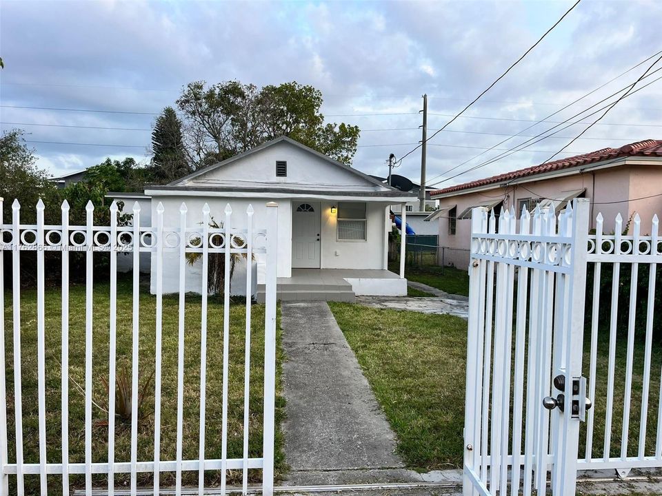 Recently Sold: $360,000 (2 beds, 1 baths, 928 Square Feet)
