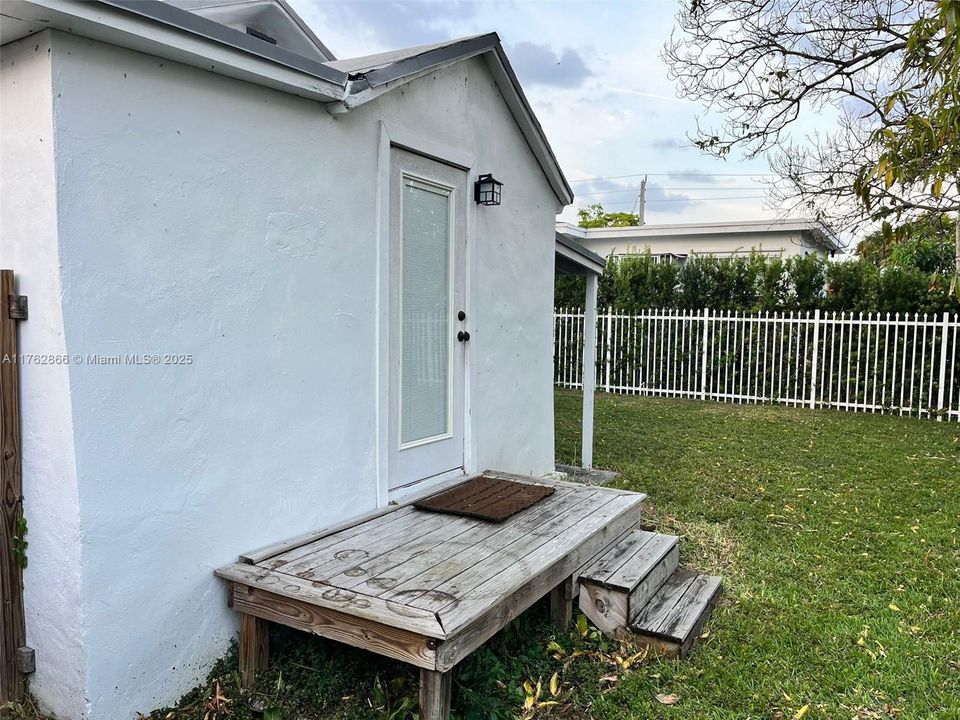 Recently Sold: $360,000 (2 beds, 1 baths, 928 Square Feet)