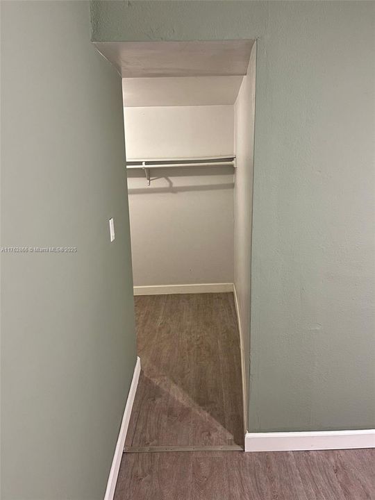 Recently Sold: $360,000 (2 beds, 1 baths, 928 Square Feet)