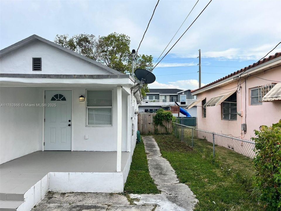 Recently Sold: $360,000 (2 beds, 1 baths, 928 Square Feet)